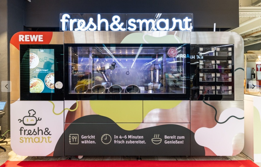 Робот с искусственным интеллектом готовит блюда в ресторане Rewe