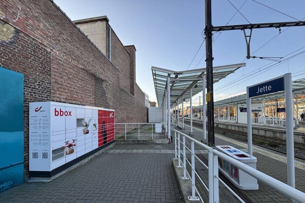 Половина ж/д станций в Бельгии оборудована постаматами bbox