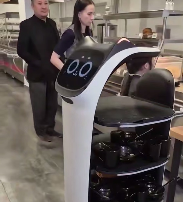 Робот-официант появился в школе №40 Якутска