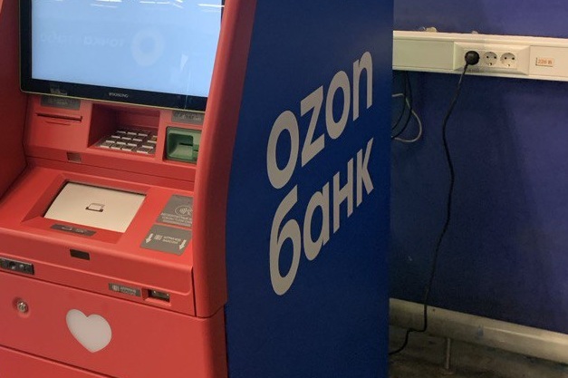 Банкоматы Ozon Банка начали выдавать дебетовые карты