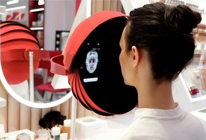 Clarins запустила сервис персонализированного макияжа AI Shade Finder