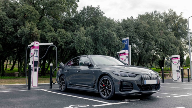 Компания Ionity установила первое в Франции зарядное устройство Alpitronic мощностью в мегаватт