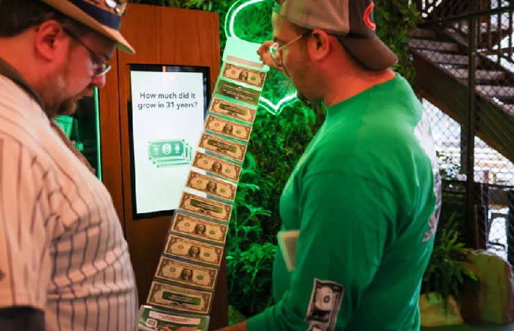 Финтех-компания Acorns продвигает инвестиции через торговые автоматы