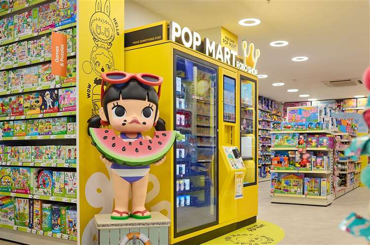 Магазин игрушек The Entertainer установил в Кембридже вендинг автомат POP MART