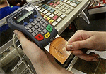 Магазины обяжут обзавестись устройствами по приему банковских карт