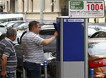 Москвичи испытывают сложности при оплате парковки наличными деньгами 