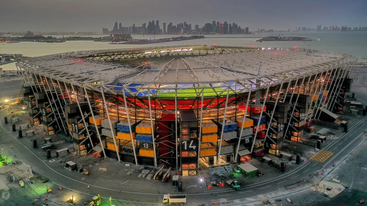 В Катаре к чемпионату мира построили первый в мире временный стадион. Он сделан из мусорных контейнеров 