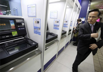Банки Южной Кореи сокращают количество банкоматов