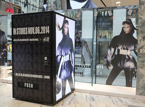 H&M и Alexander Wang организовали промо акцию с вендинг автоматом