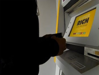 Банкомат «Super Rich ATM» в Лондоне раздал безвозмездно ?10 000