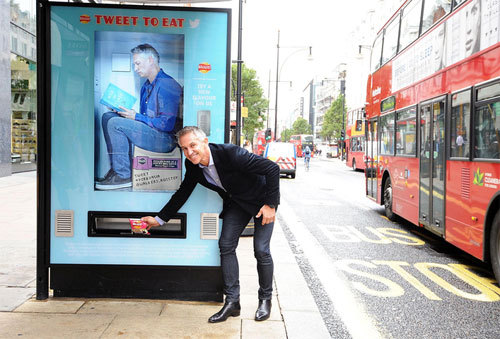 Twitter автоматы на автобусных остановках Лондона раздают чипсы