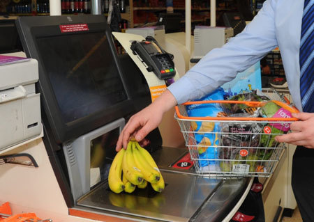 Супермаркет в Великобритании организовывает вечерние занятия по работе с кассами самообслуживания