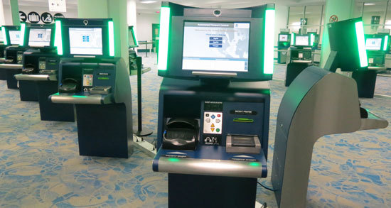 Автоматизированные паспортные киоски установили в международном аэропорту Дуглас