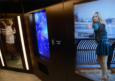 L’Or?al Paris установила интерактивный киоск «Virtual Retail» в метро Нью-Йорка