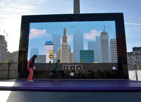 Microsoft установил огромный прототип планшета Surface в центре Лондона