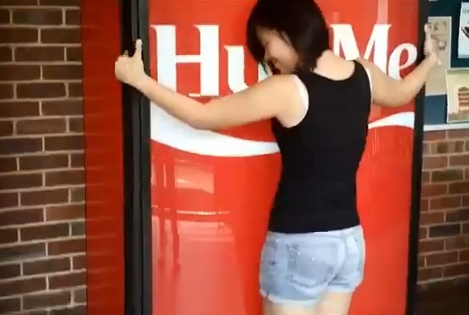 Coca-Cola раздает счастье с помощью автомата для объятий