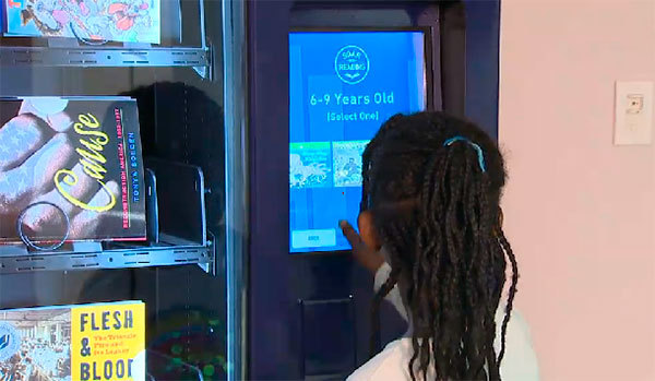 Американская авиакомпания «JetBlue» раздает детские книги в вендинг автоматах