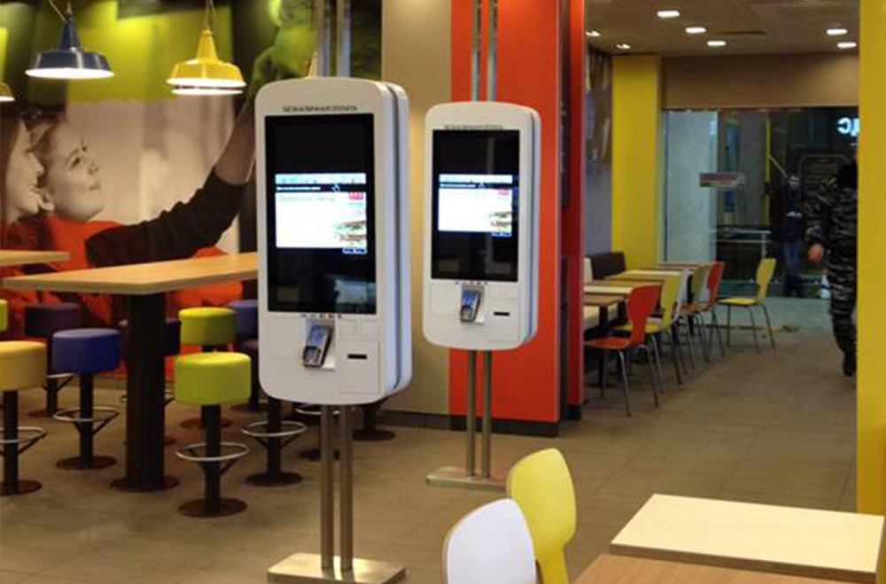 Макдоналдс продолжает устанавливать в своих ресторанах киоски самообслуживания