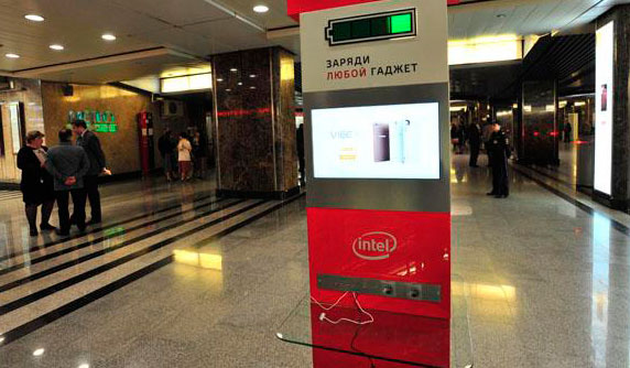 Москвичи высоко оценили терминал зарядки телефонов на станции метро «Выставочная»