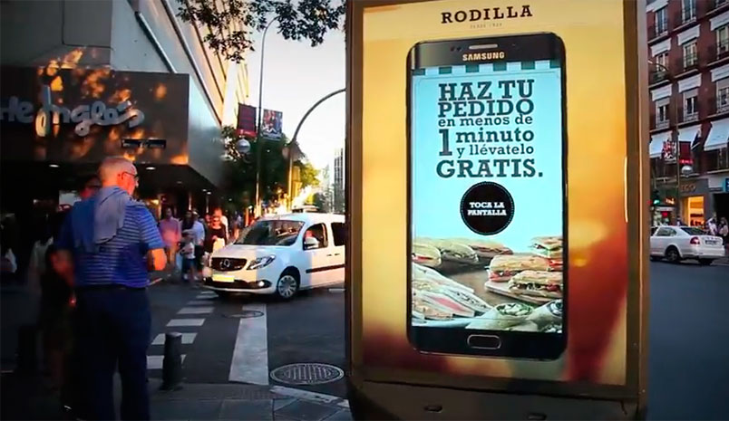 Рекламный digital signage терминал раздавал бесплатные ланчи в Мадриде 
