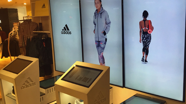 Adidas установил интерактивные экраны для женской линии одежды в лондонском универмаге Harrods