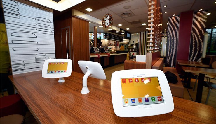 Макдональдс устанавливает новые настольные киоски для заказов в своих обновленных ресторанах в Великобритании