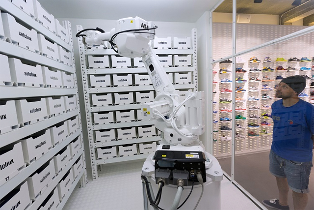 Немецкий обувной магазин Solebox автоматизировал работу склада с помощью робота