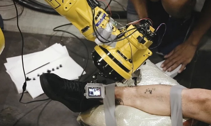 Французы представили первого робота татуировщика