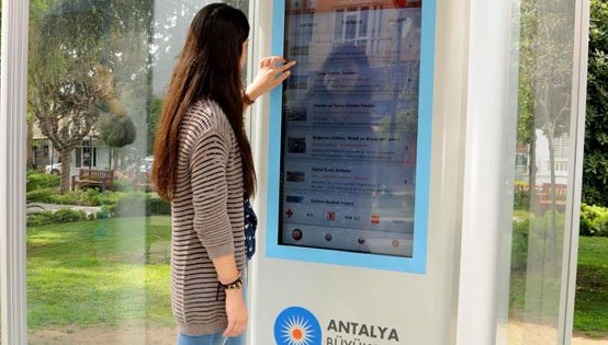 Уличные туристические киоски на русском языке установили в турецкой Анталии