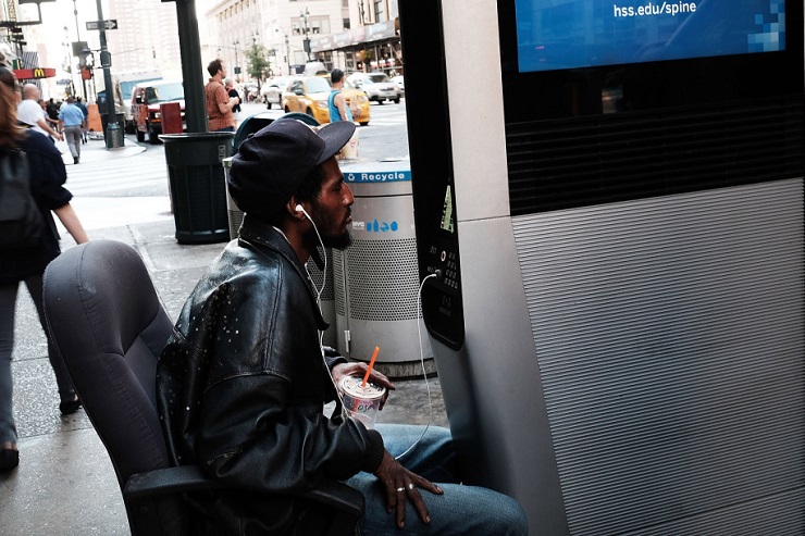 Уличные Wi-Fi киоски LinkNYC в Нью-Йорке стали пристанищем для бездомных