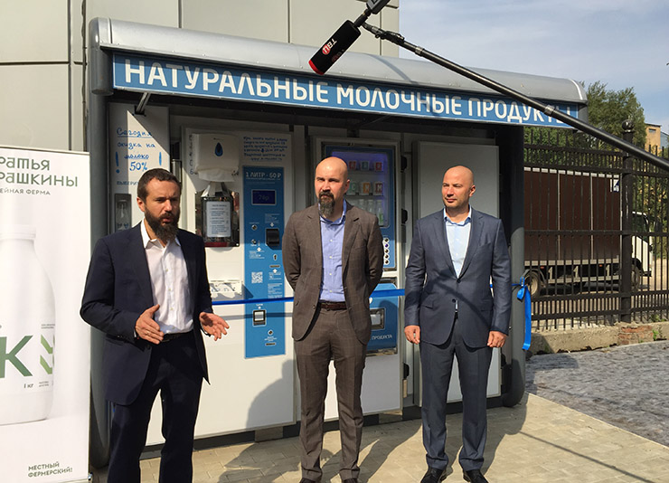 Братья Чебурашкины установили первый молокомат на улице Москвы