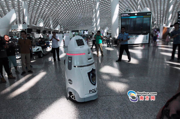 Интеллектуальный робот охранник AnBot начал работу в китайском аэропорту Шэньчжэнь