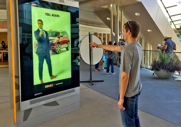 Digital Signage рекламная акция  компании «General Motors» привлекает прохожих системой распознавания лиц