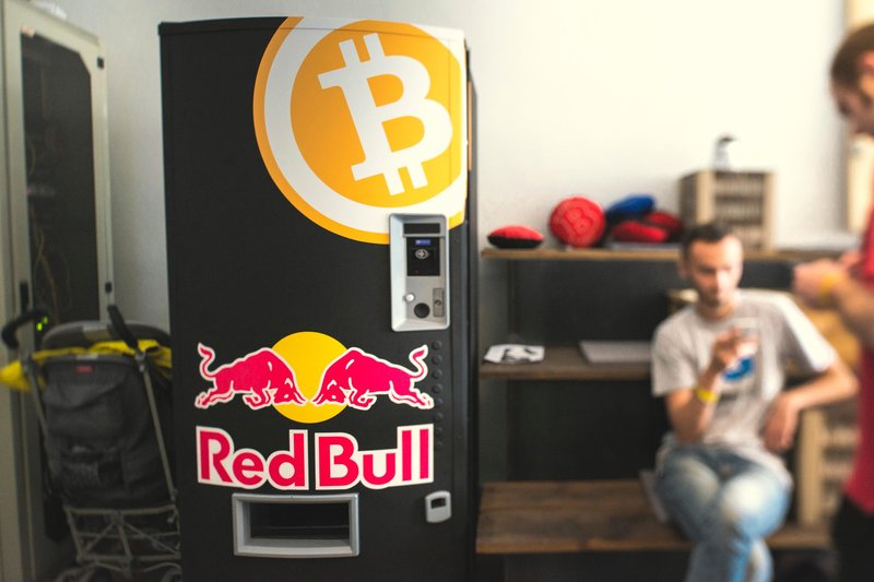 Red Bull представил свой первый bitcoin вендинг автомат