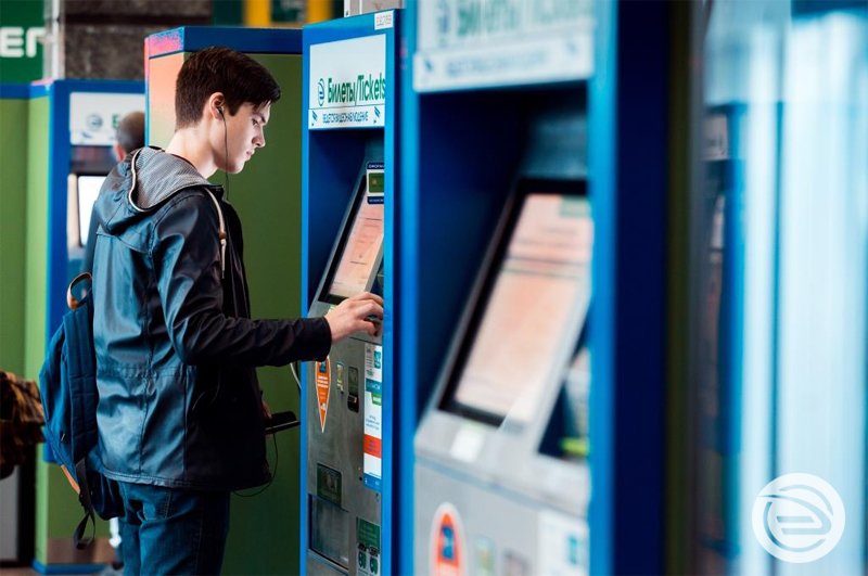 Пассажиры выбирают безналичную оплату в билетных автоматах