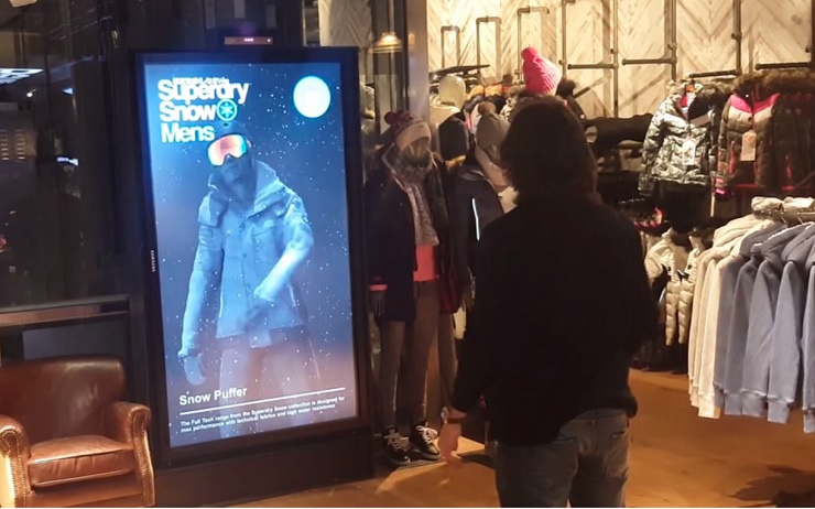 Интерактивные смарт-зеркала установили во флагманском магазине одежды Superdry в Берлине