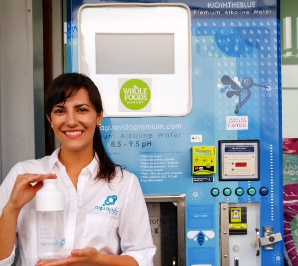 Вендинг автомат бесплатно раздает щелочную воду в обмен на сообщения в социальных сетях
