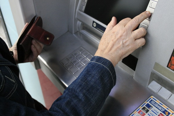 В Азербайджане сокращается количество банкоматов и POS-терминалов
