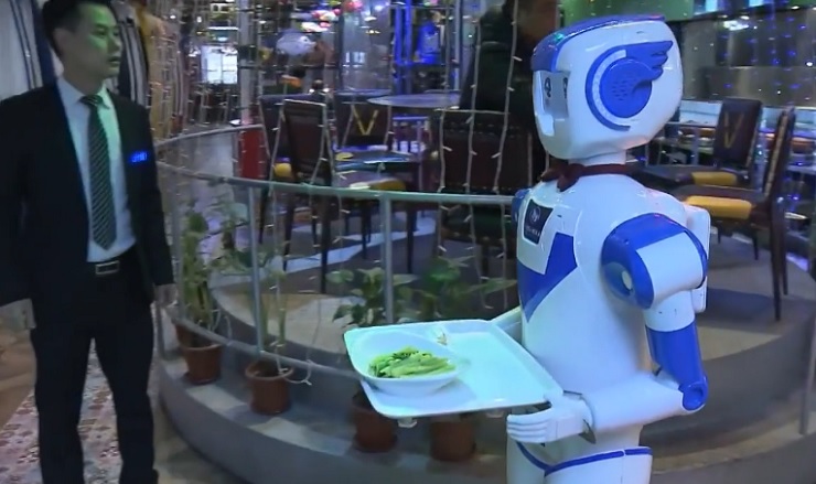 В Шанхае запустили ресторан с роботами-официантами