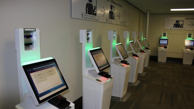 Биометрические пограничные киоски самообслуживания внедрили в аэропорту Оттавы
