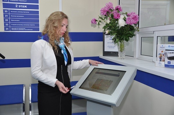 Информационный терминал установил «НОВАТЭК-Челябинск» в абонентском отделе г. Карталы