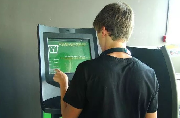 Подростки активно пользуются банкоматами и платежными терминалами