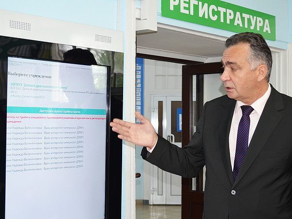 Поликлиники Кирова оборудовали инфоматами для записи на приём к врачам «узких» специальностей
