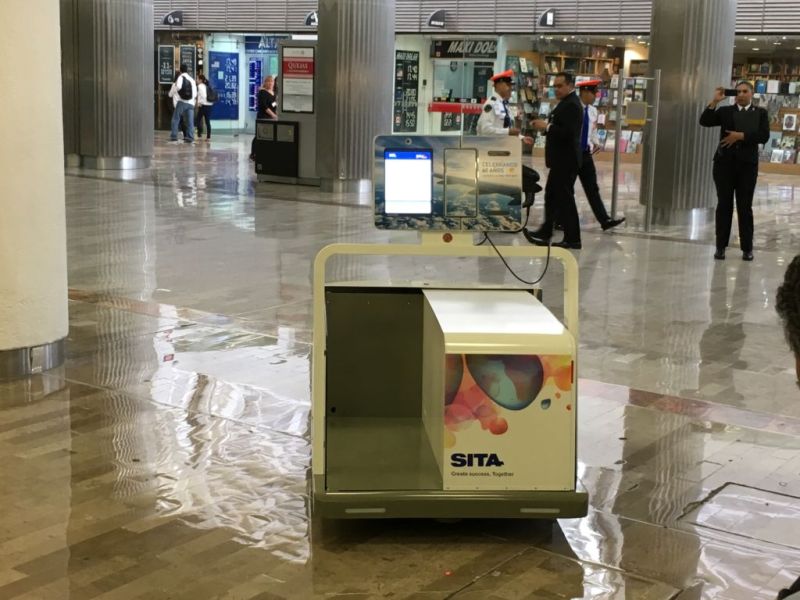 Багажный робот Leo посетил международный аэропорт в Мехико