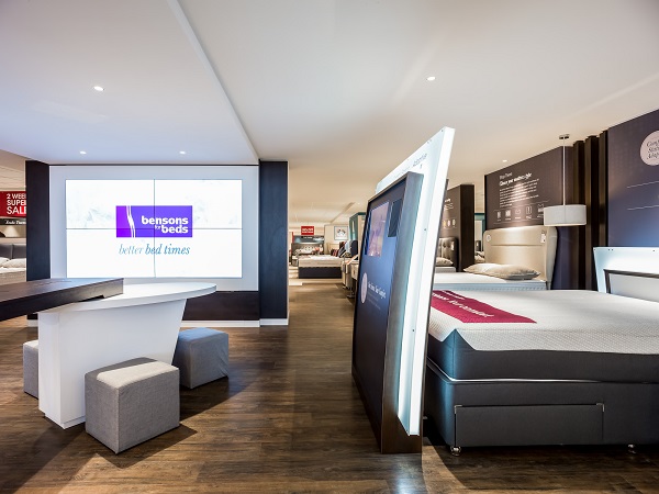 В Великобритании интерактивные киоски помогают продавать мебель для спален