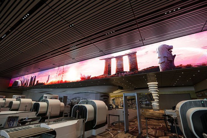 Новый терминал сингапурского аэропорта Changi оснастили 70-метровым мэдиаэкраном 