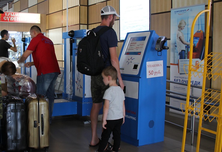 Аэропорт Симферополя внедрил высокотехнологичную систему упаковки багажа