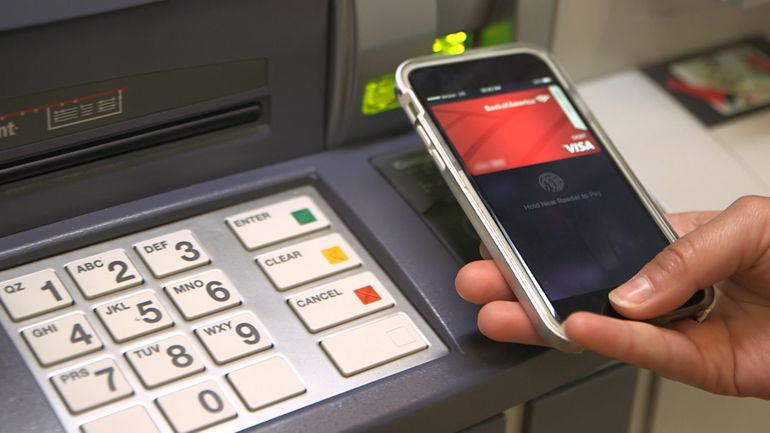 Мобильный банкинг влияет на использование клиентами банкоматов, отделений и онлайн-банкинга