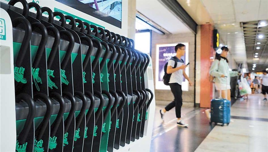 На станциях шанхайского метро появились автоматы по прокату зонтов