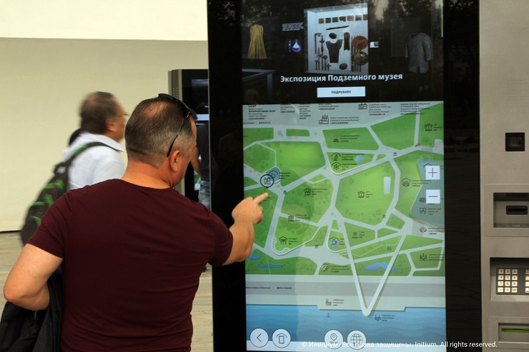 В Москве посетителей парка «Зарядье» обслуживают универсальные интерактивные киоски 